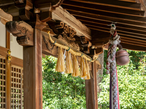 稲荷神社の本坪鈴と注連縄