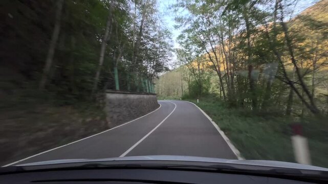 Guidare un furgone nei passi di montagna autista donna 