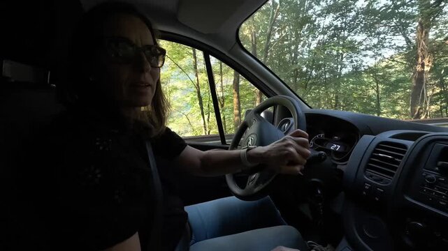 Guidare un furgone nei passi di montagna autista donna 