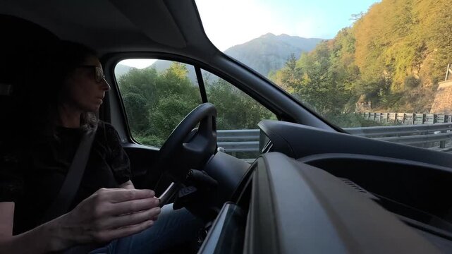 Guidare un furgone nei passi di montagna autista donna 