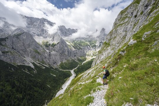 Mountaineers on the way to Waxenstein, view of H&ouml;llental and H&ouml;llentalanger, cloudy rocky mountain landscape with Jubil&auml;umsgrat, Wetterstein Mountains, Garmisch-Partenkirchen, Werdenfelser Land, Upper Bavaria, Bavaria, Germany