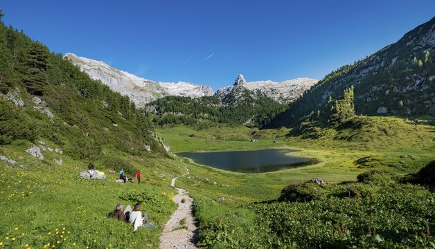 Hiking trail with Funenseesattel and Schottmalhorn, Steinernes Meer, Berchtesgaden National Park, Bavaria, Germany