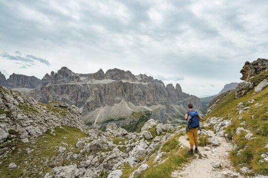 Hikers on the circular trail around the Sella Group, Gardena Pass, Passo Gardena, nature park Park Puez-Geisler, Dolomites, Selva di Val Gardena, South Tyrol, Trentino-Alto Adige, Italy