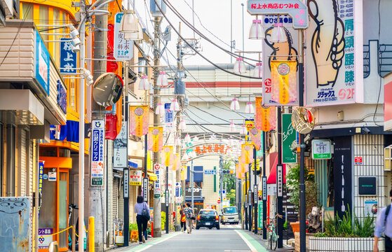 京王線・桜上水駅前　商店街