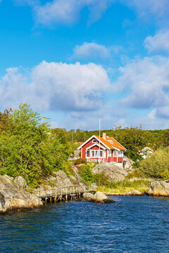 Felsen, B&auml;ume und Haus auf einer Sch&auml;reninsel nahe G&ouml;teborg, Schweden