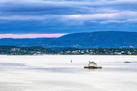 Leuchtturm morgens im Oslofjord nahe Oslo, Norwegen