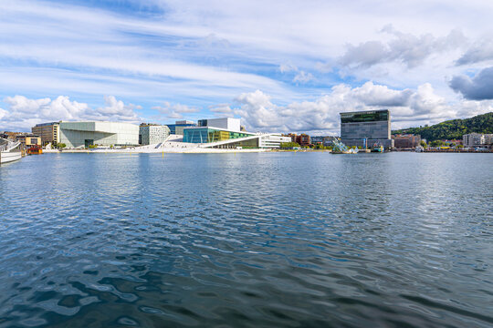 Blick &uuml;ber den Oslofjord auf das Munch Museum und das Neue Opernhaus in Oslo, Norwegen
