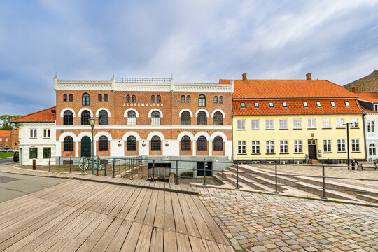 Blick &uuml;ber den Marktplatz Torvet auf die Schlossm&uuml;hle in Nyborg, D&auml;nemark