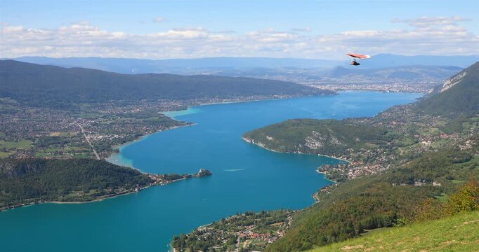 Un deltaplane au dessus du Lac d'Annecy dans les Alpes 