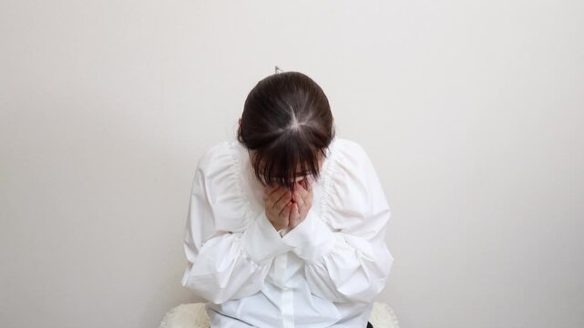 マスクをした女性　咳や頭痛の症状に苦しむ様子