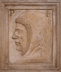 Profile portrait relief sculpture of a man in Bologna © Michael Niehaus