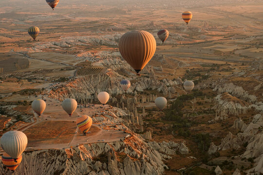 Hei&szlig;luftballonfahrt &uuml;ber dem Tal der Liebe (offiziell Bağlıdere-Tal, englisch Love Valley) in Kappadokien, Zentralanatolien, T&uuml;rkei