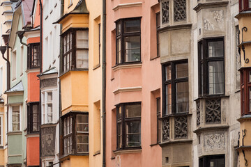 Obraz premium Bay Windows Framing Centuries of Urban Heritage in Soft Light