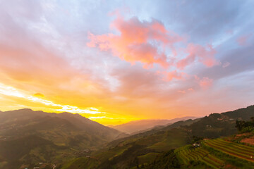 Obraz premium Beautiful sunset in the mountains. The Mu Cang Chai rice terraces in Vietnam.