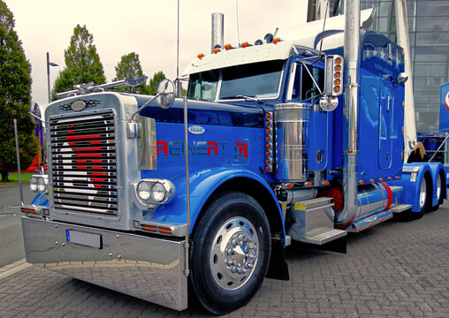 Hanover, germany, september 19, 2026, peterbilt american truck on display at iaa transportation show