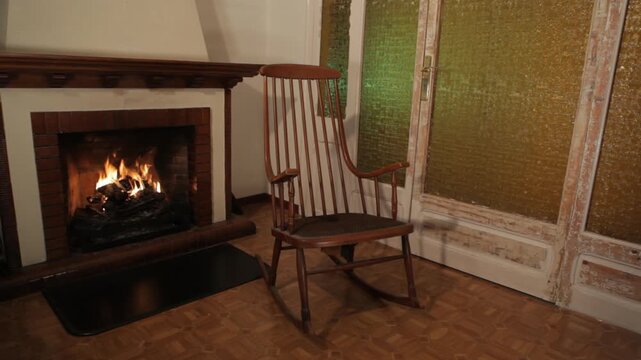 A rocking chair starts to move by Itself.Usefull for Halloween, ghost, haunted house poltergeist stories. Also you can made a loop starting in frame 345 and ending in frame 472