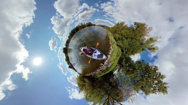Mann f&auml;hrt mit Kajak unter Auwald, 360 Grad Video, Tiny planet effect, Naturerlebnis, Entspannung