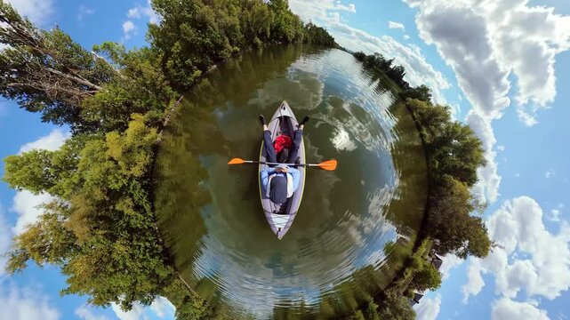 Mann f&auml;hrt mit Kajak unter Auwald, 360 Grad Video, Tiny planet effect, Naturerlebnis, Entspannung