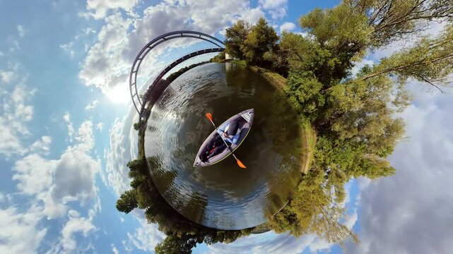 Mann f&auml;hrt mit Kajak unter Auwald, 360 Grad Video, Tiny planet effect, Naturerlebnis, Entspannung