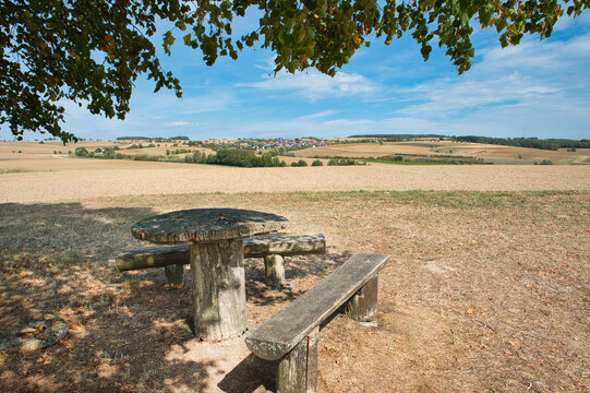 Sommerliche Landschaft in mit Rastplatz in Oberfranken Deutschland