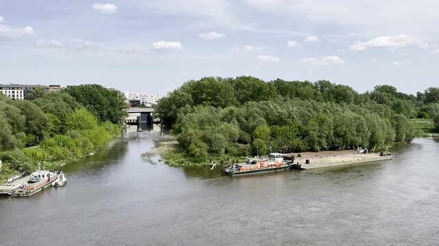 Warsaw, Poland, 10 September 2026. View of the Vistula River and its eastern bank, with the Praga district and several boats moored along the waterfront. The riverside scene shows Warsaw&rsquo;s urban lands