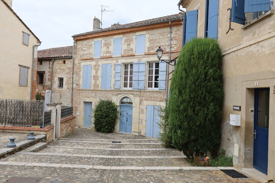 Rue pav&eacute;e typique, village de Auvillar, d&eacute;partement du Tarn et Garonne, France