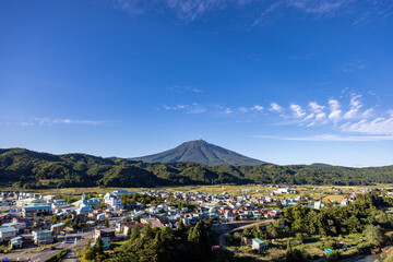 青空のもと津軽平野の街並みと雄大な岩木山を見渡す秋の風景 © ToYoPHoTo