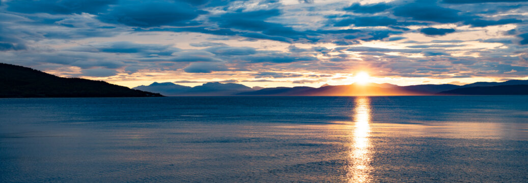 Sonnenuntergang &uuml;ber den Lofoten in Nordnorwegen