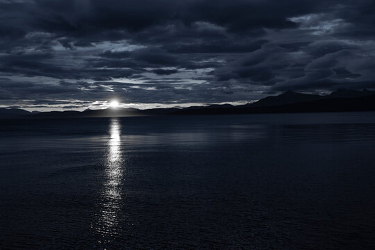 Mond &uuml;ber den Lofoten