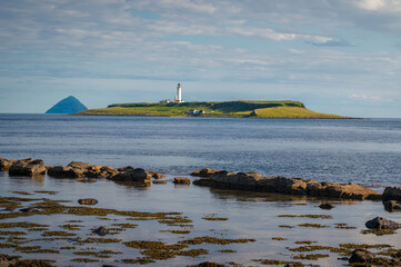 Phare de Pladda vue depuis la plage de Kildonan, île d'Arran, Ecosse, Alisa Craig visible dans le fond © Pascal