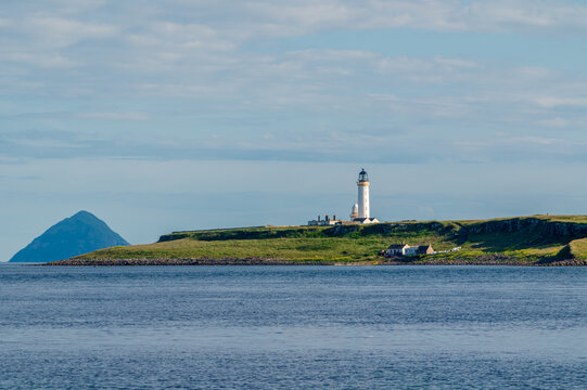 Phare de Pladda sur l'&icirc;le du m&ecirc;me nom au large de Kildonan Point, &icirc;le d'Arran, Ecosse