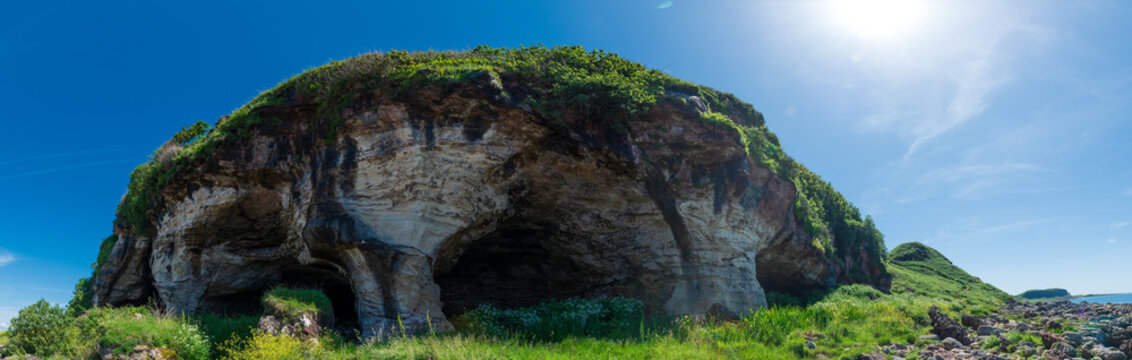 King's Caves (les caves du Roi), sur l'&icirc;le d'Arran, Ecosse (vue panoramique)