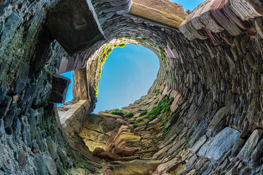 Int&eacute;rieur du donjon du ch&acirc;teau de Lochranza en regardant le ciel bleu, &icirc;le d'Arran, Ecosse