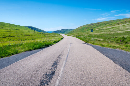 Route du nord de l'&icirc;le d'Arran pr&egrave;s de North Glen, sous un grand ciel bleu, Ecosse