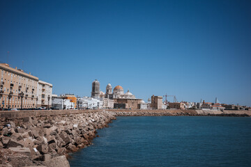 Coastal view of Cadiz with buildings and structures along the waterfront © Bohdan