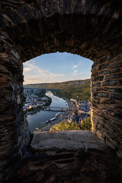 Blick durch einen Torbogen der Burg Landshut auf Bernkastel-Kues und die Mosel