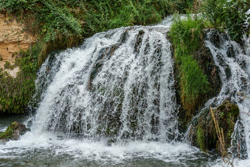 Pueblo de Trillo con el puende sobre el rio Tajo y sus cascadas © David Martínez