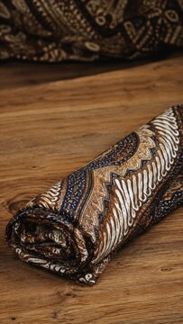 Traditional Indonesian Parang batik fabric pattern close up background, brown and cream textile design with intricate ethnic motifs and wax-resist dyeing details.