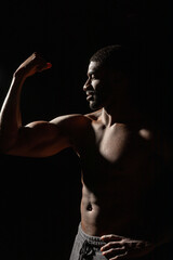 Obraz premium Silhouette muscular man flexing bicep.