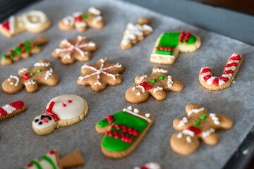 Obraz premium Festive holiday cookies on tray.