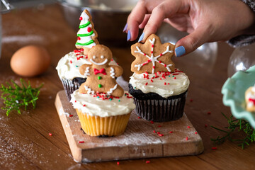 Obraz premium Festive cupcakes with gingerbread cookies.
