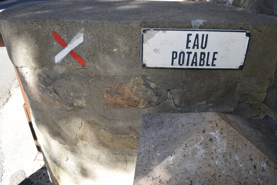 signe eau potable &agrave; c&ocirc;t&eacute; d'un signe de piste de randonn&eacute;e
