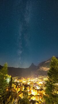 Matterhorn Zeitraffer - Zermatt - Schweiz - Milchstra&szlig;e