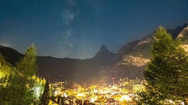 Matterhorn Zeitraffer - Zermatt - Schweiz - Milchstra&szlig;e