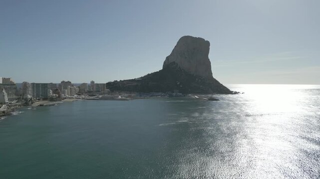vista con dron del Pe&ntilde;on de Ifach vista desde la playa del Arenal Bol, Calpe, Alicante