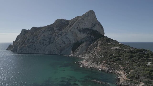 Vistas a&eacute;reas con dron de la parte del Pe&ntilde;on de Ifach vista desde la playa de La Fossa, Calpe, Alicante