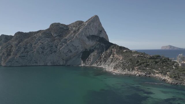 Vistas a&eacute;reas con dron de la parte del Pe&ntilde;on de Ifach vista desde la playa de La Fossa, Calpe, Alicante