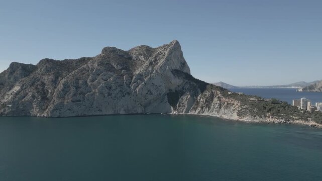 Vistas a&eacute;reas con dron de la parte del Pe&ntilde;on de Ifach vista desde la playa de La Fossa, Calpe, Alicante
