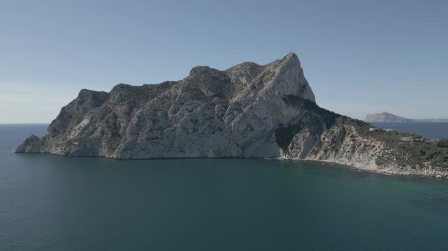 Vistas a&eacute;reas con dron de la parte del Pe&ntilde;on de Ifach vista desde la playa de La Fossa, Calpe, Alicante