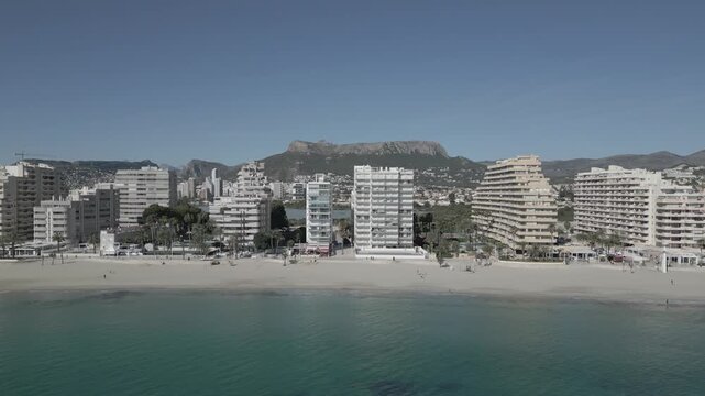 Playa de Calpe, Alicante, vistas desde dron del mar, rascacielos, arena...